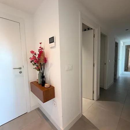 Modern Sea View 3 Bedroom Lejlighed *